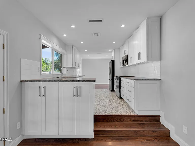 2542 W Nopal Ave — Photo 20