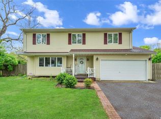 22 Willow Pl, Ronkonkoma, NY 11779