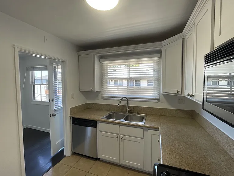 1645 N Vista St — Photo 6