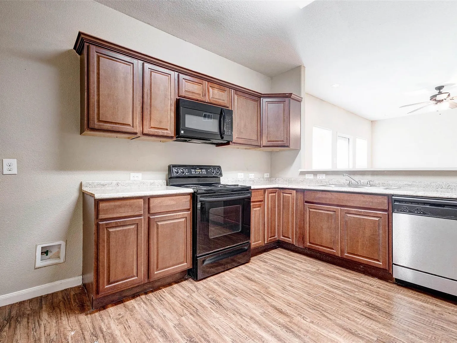 3 bed, 2.5 bath, 1320 sqft, $1,795 — Photo 3