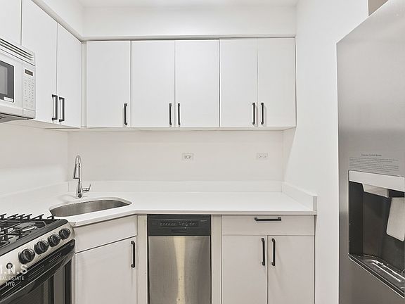5th image of 155 E 55th St #7A