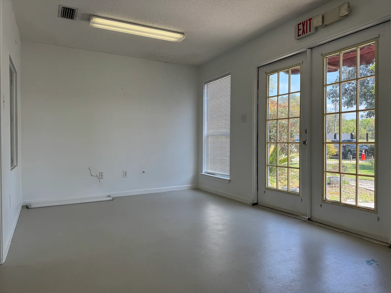 Studio, 690 sqft, $1,000 — Photo 2