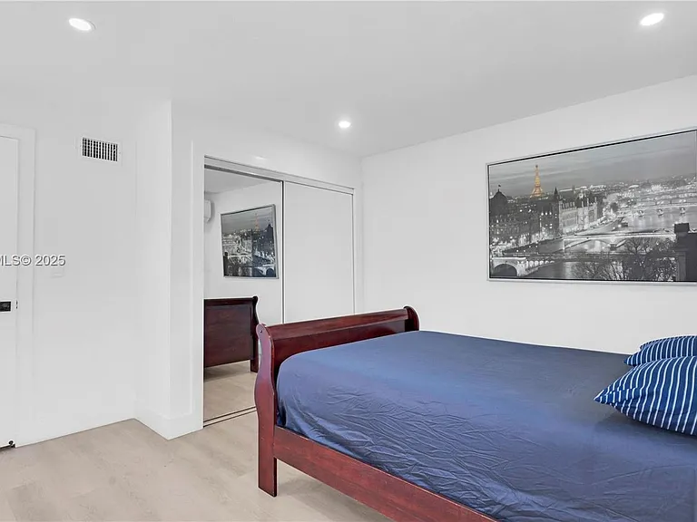 32 SW 9th St #2 — Photo 4