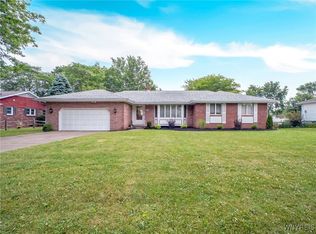 100 W Maplemere Rd, Williamsville, NY 14221