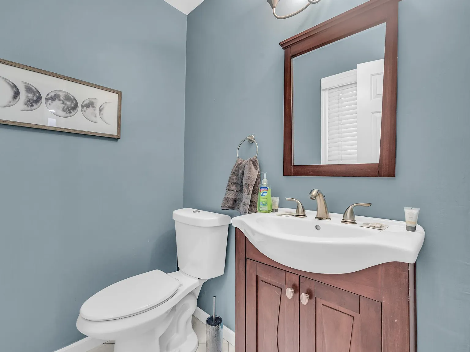 586 Saint James Walk SE — Photo 3