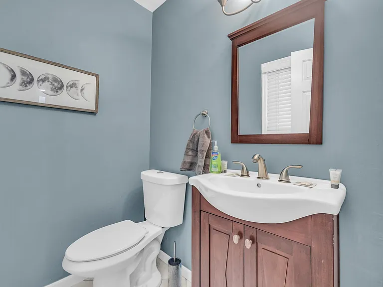 586 Saint James Walk SE — Photo 3