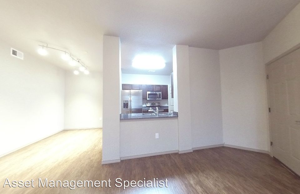 2nd image of 1270 W Oaklawn Rd APT 5301