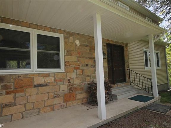 3rd image of 7 Stratfordshire Dr