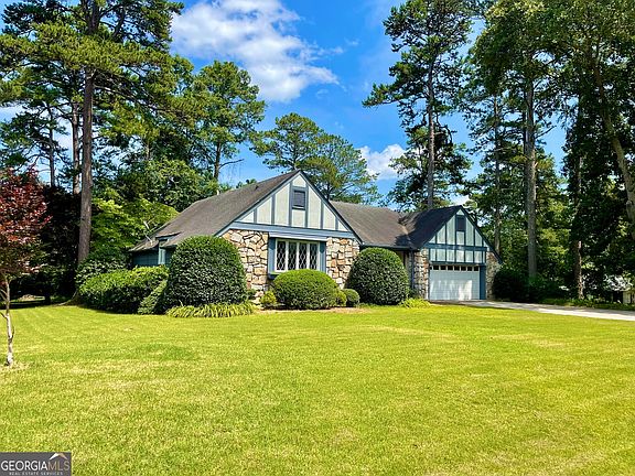 2nd image of 11 Cumberland Dr SE