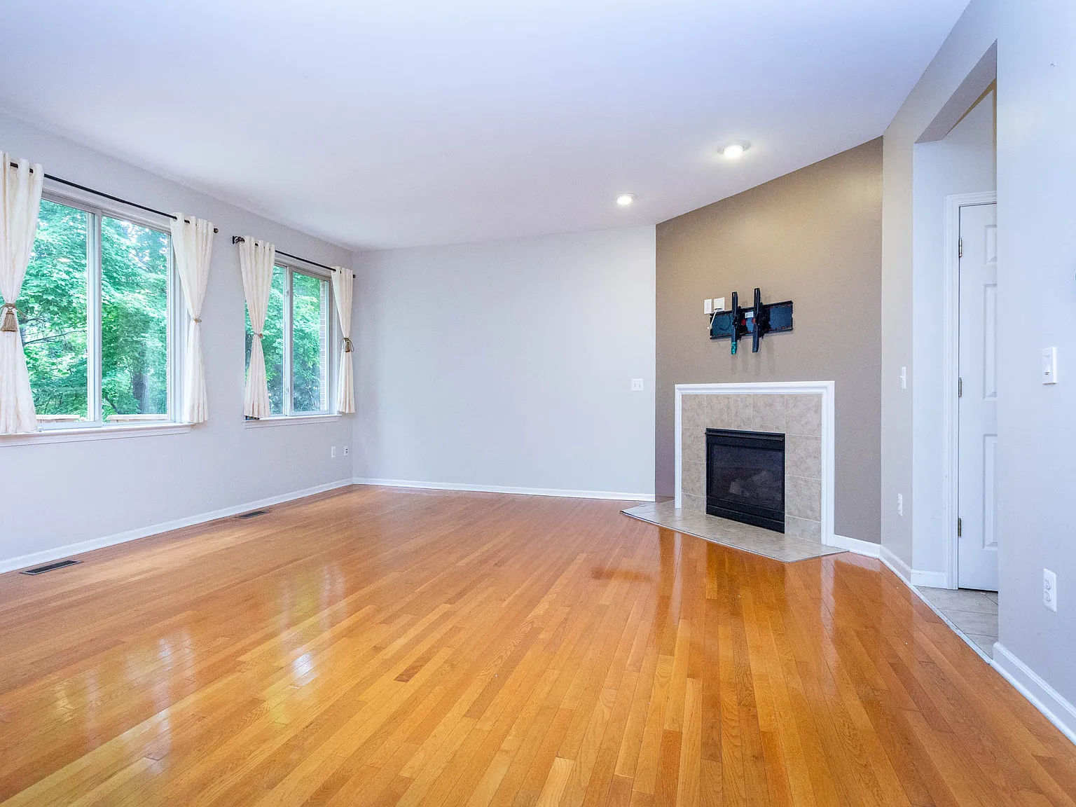 3 bed, 1855 sqft, $2,900 — Photo 2