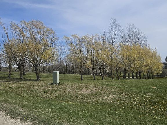 3rd image of 3096 Lake Front Dr