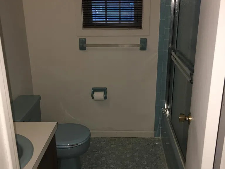 Upstairs Full Bathroom