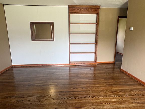 3rd image of 713 Willow Dr