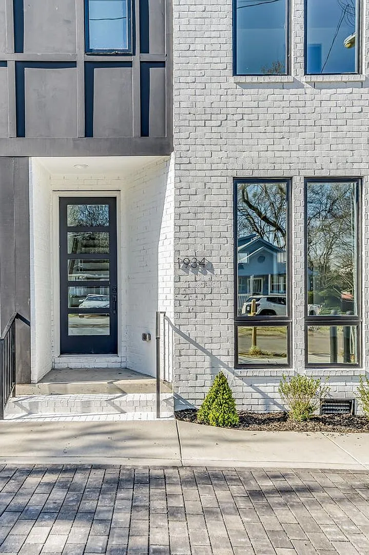 Stunning 4 Bedroom Home w/ Rooftop Deck Close to Downtown Nashville — Photo 3