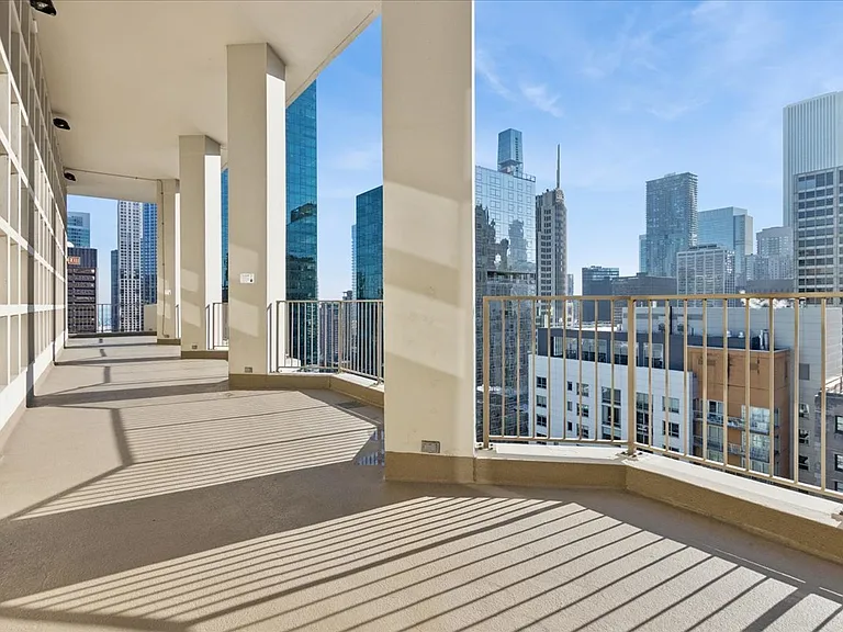 535 N Michigan Ave #2204 — Photo 21