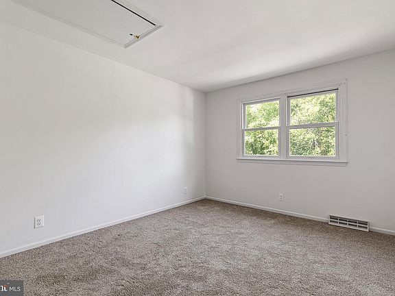 3rd image of 1040 Valley Rd