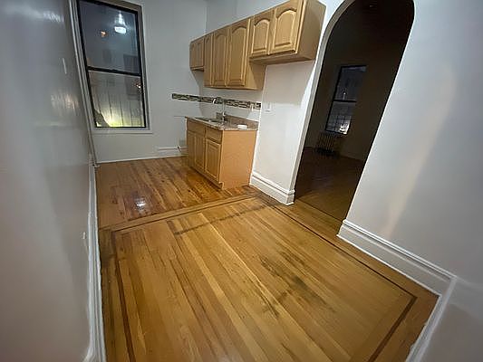 5th image of 650 Melrose Ave APT 2D