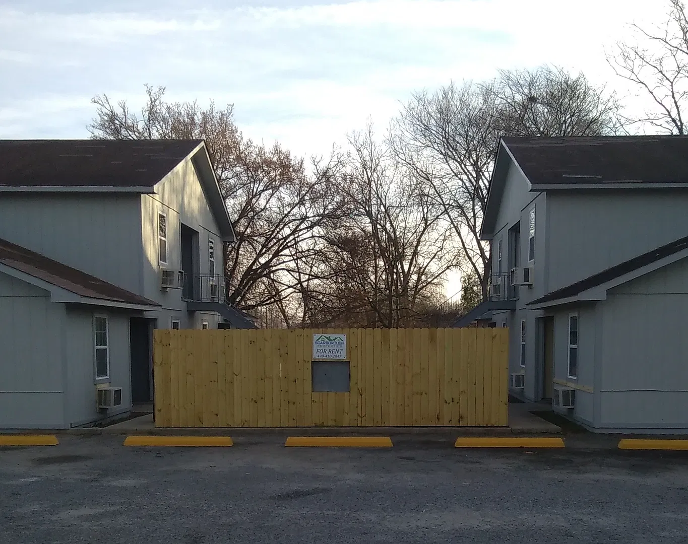 Colonial Apartments — Photo 1