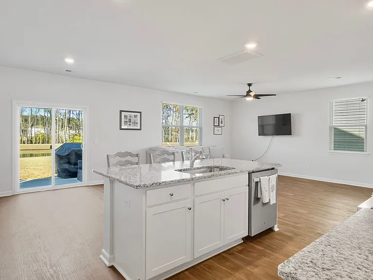 298 Watersglen Dr — Photo 9