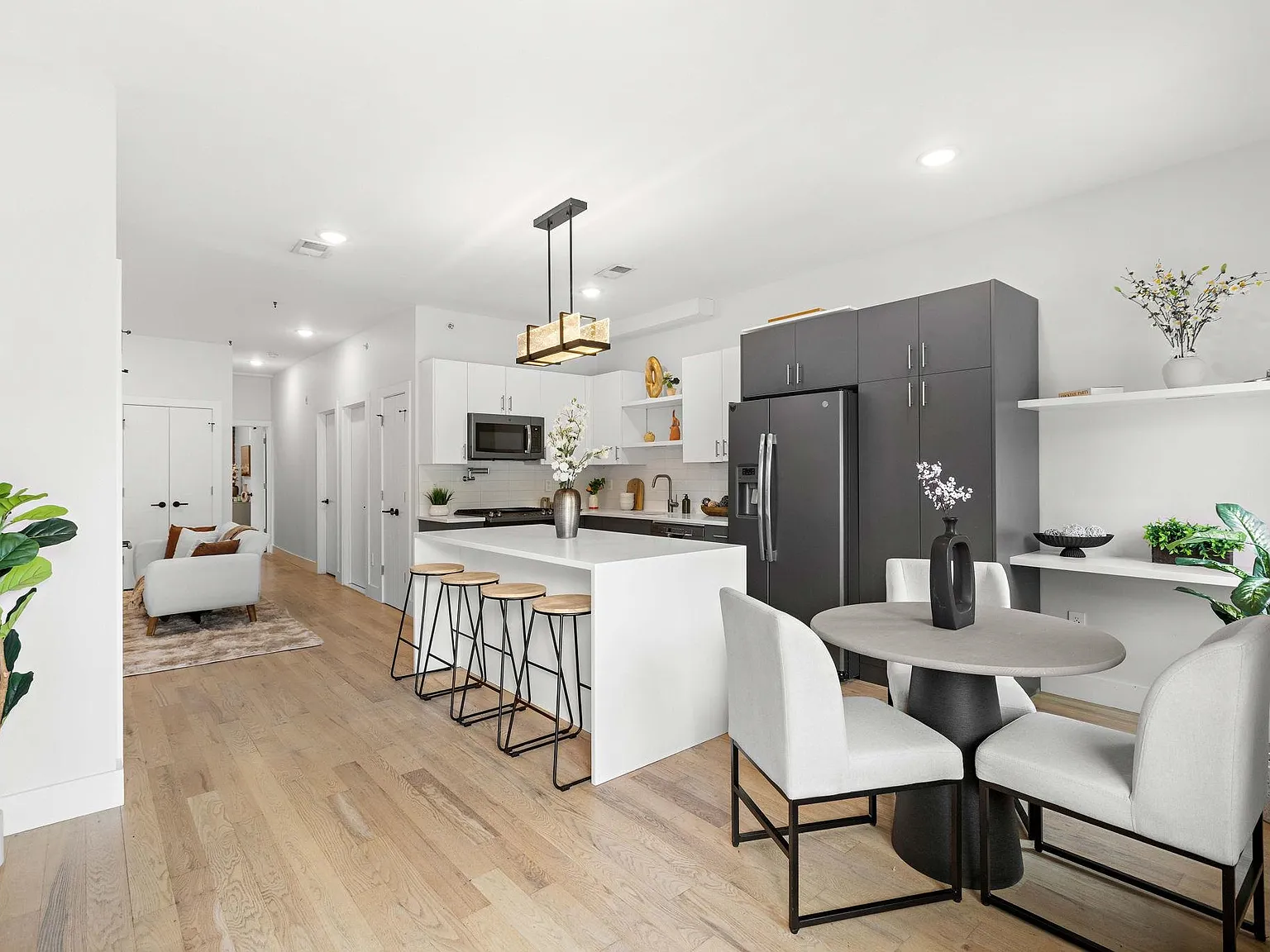 3 bed, 3.0 bath, 1402 sqft, $3,200 — Photo 2