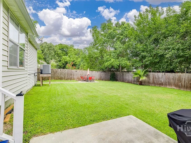 110 Embassy Ct — Photo 37