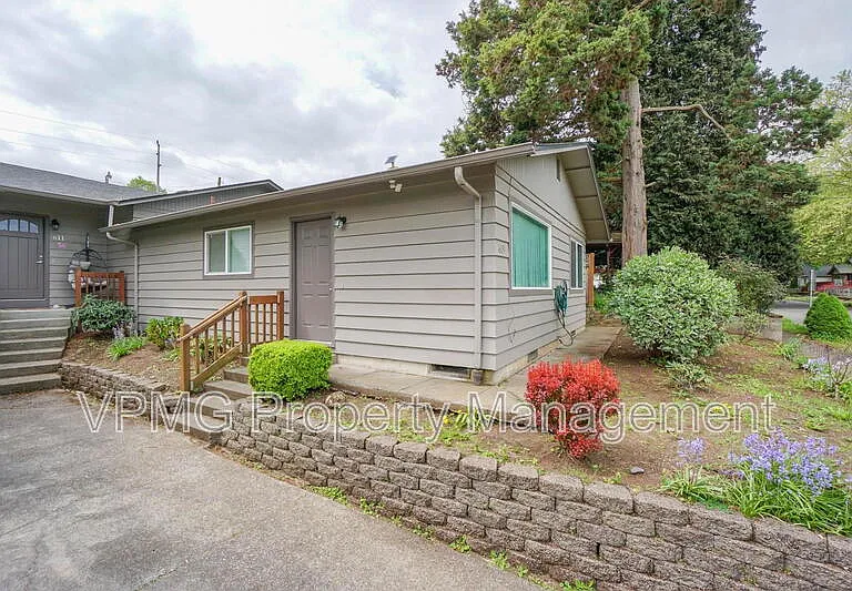 609 W McLoughlin Blvd — Photo 2