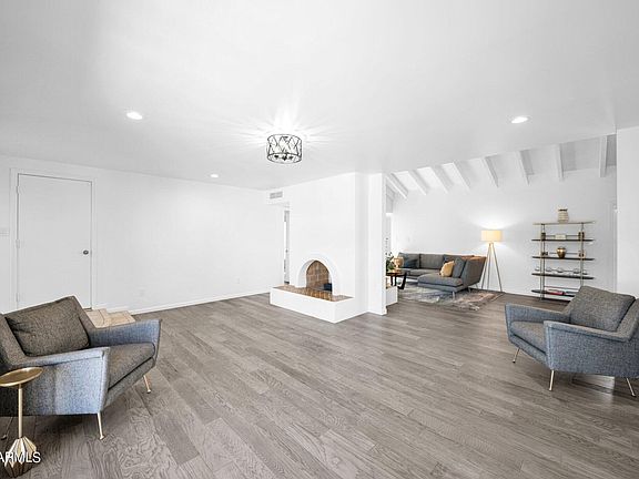 4th image of 3033 E CLARENDON Avenue