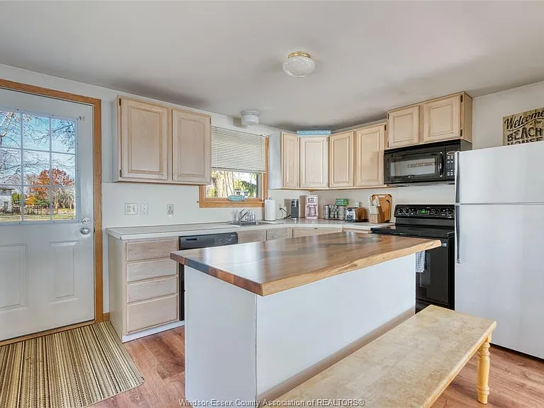 1049 Heritage Rd — Photo 4