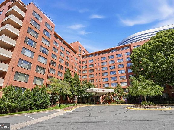 3rd image of 1121 Arlington Blvd APT 1004