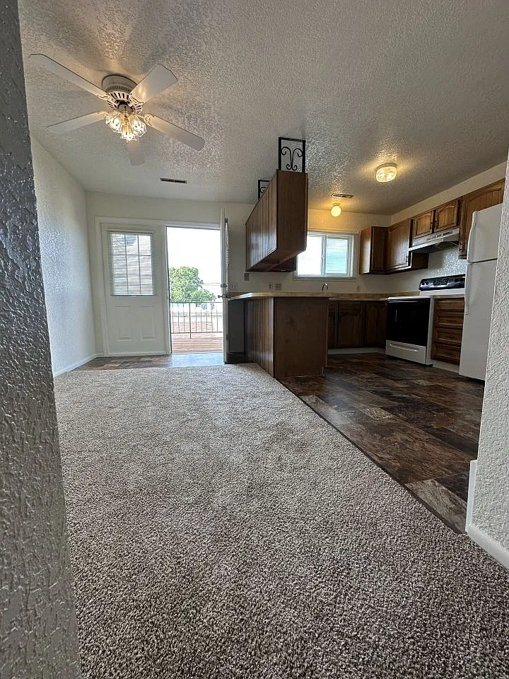 2 bed, 1.0 bath, 900 sqft, $1,025 — Photo 3