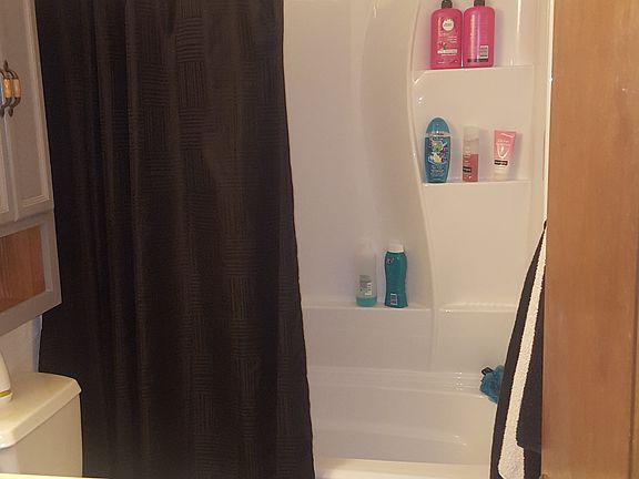 Full bathroom in hallway