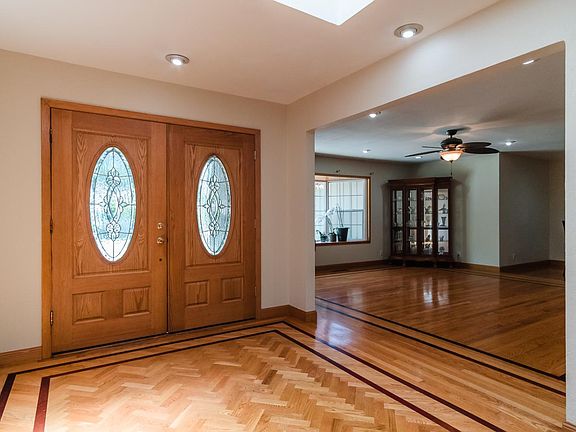 5th image of 15055 Columbet Ave