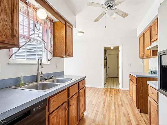 3rd image of 868 W Kensington Ln