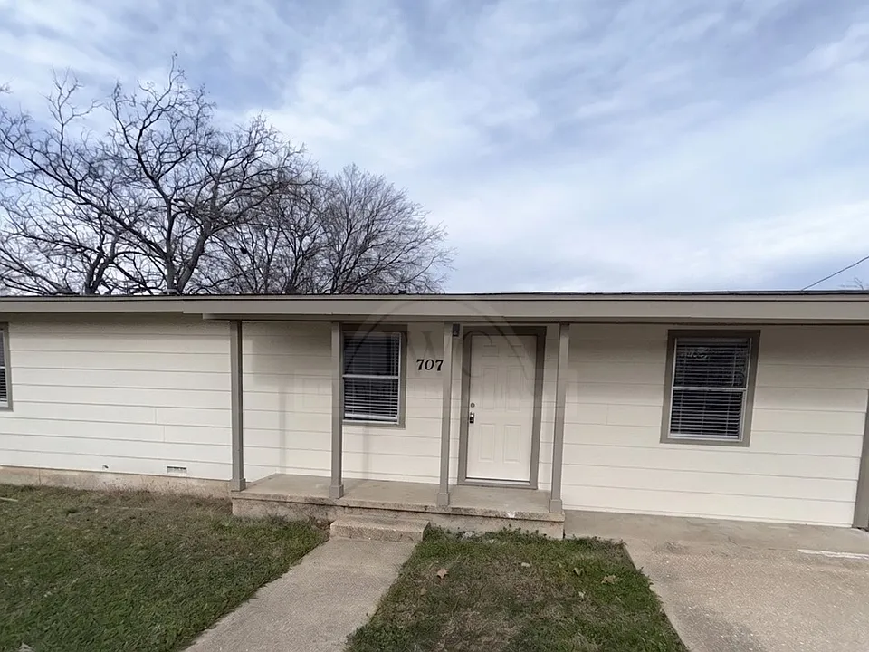 707 N Main St