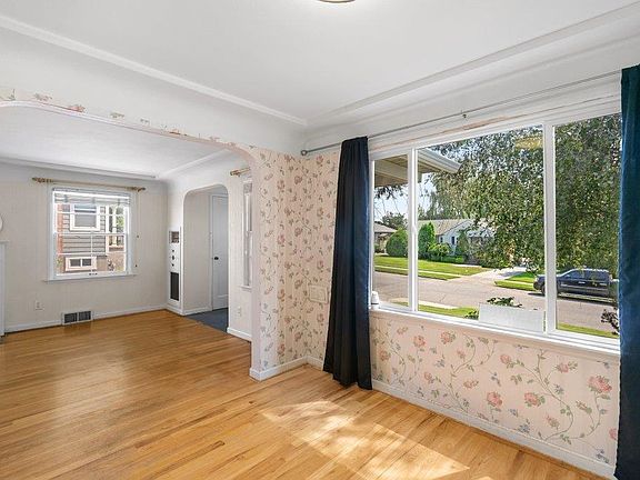 3rd image of 2804 W Longfellow Ave