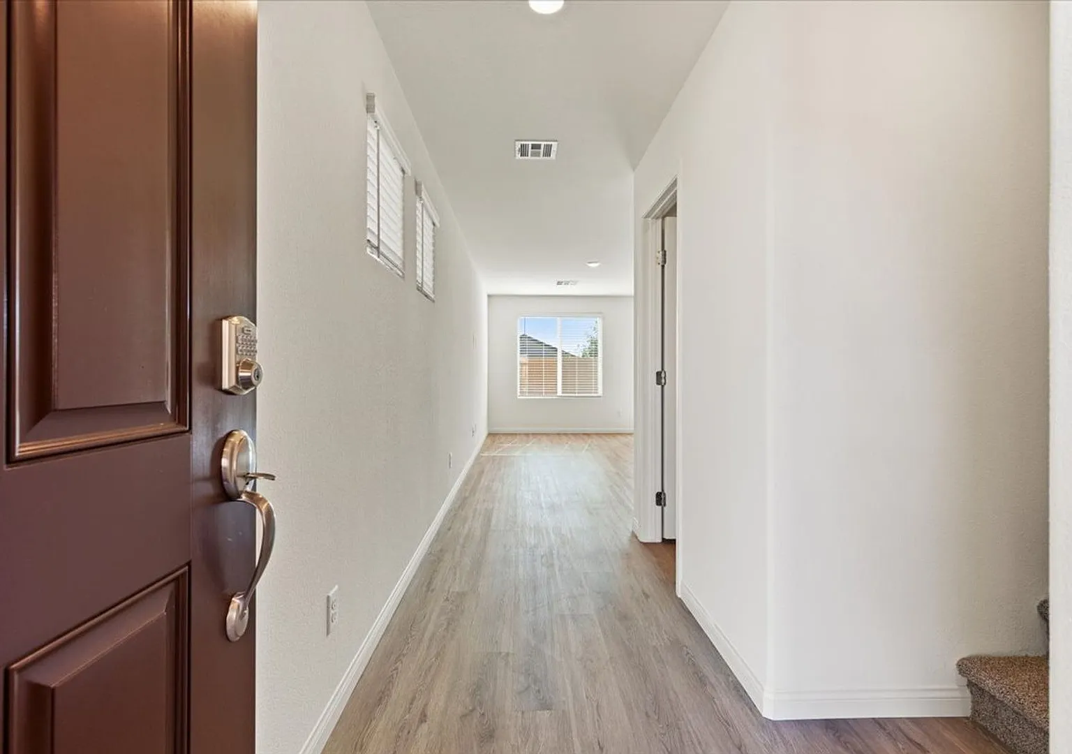 Modern 4-Bedroom Home with Turf Backyard in Gated Community — Photo 4