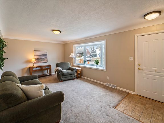 3rd image of 401 SW Westlawn Dr