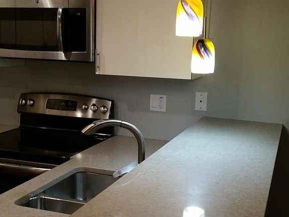 Eat-in kitchen counter