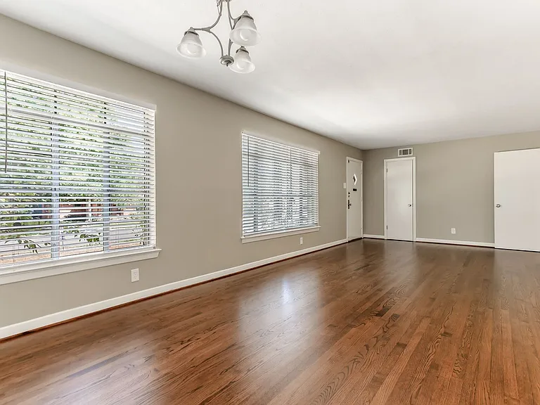 511 Classen Dr — Photo 6