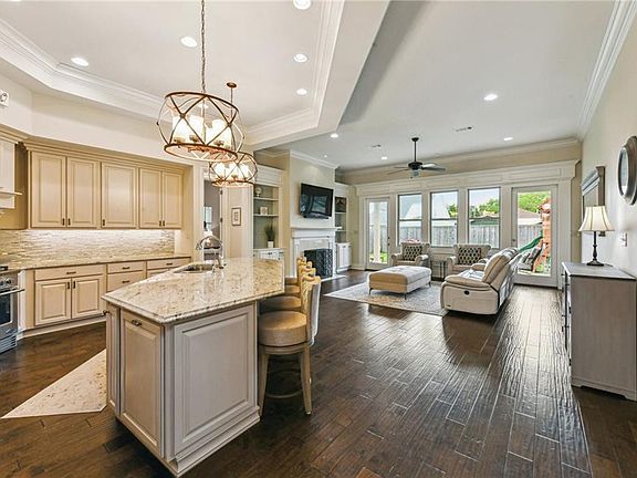 4th image of 4012 Hastings St