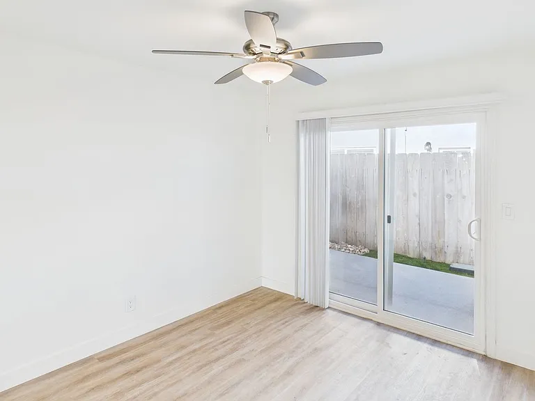 330 W I St — Photo 22