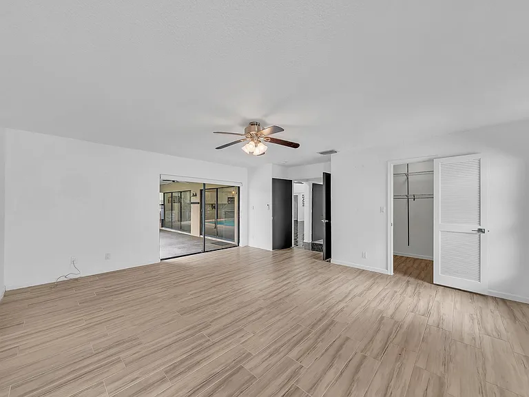 303 NW 105th Ter — Photo 35