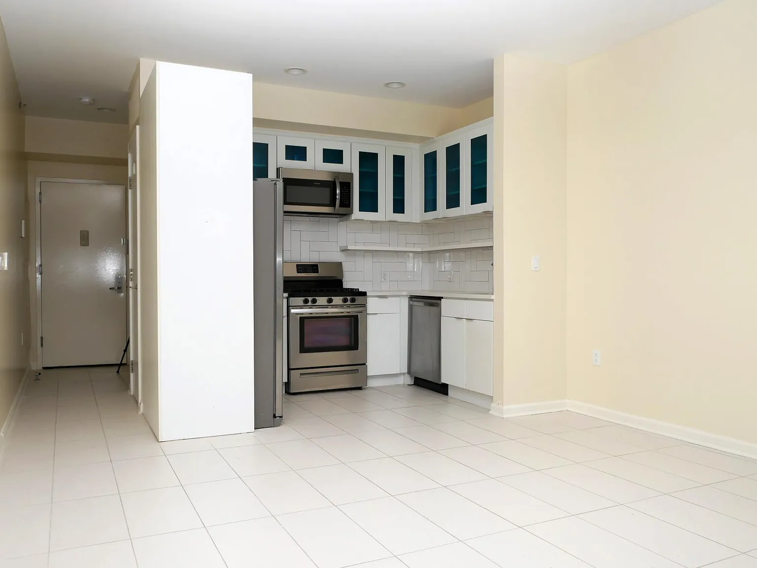 Studio, 500 sqft, $1,715 — Photo 2