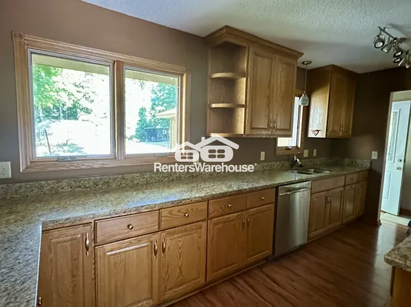 4933 Crestview Rd, Mound, MN 55364