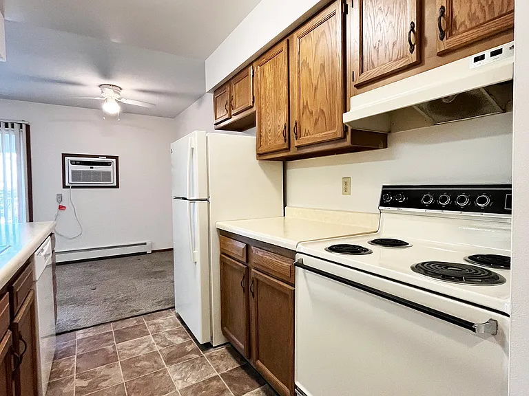 1604 Roe Crest Dr #8 — Photo 16