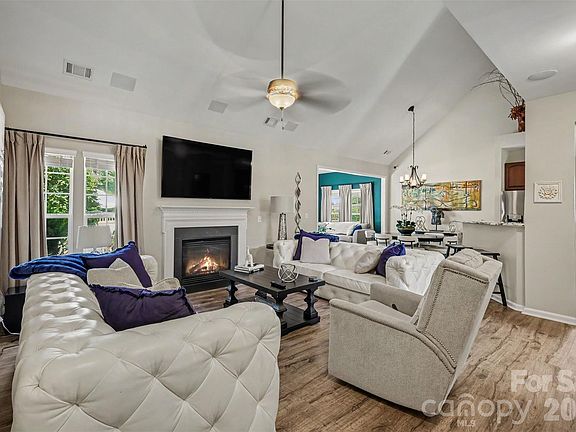 3rd image of 409 Dutchmans Meadow Dr