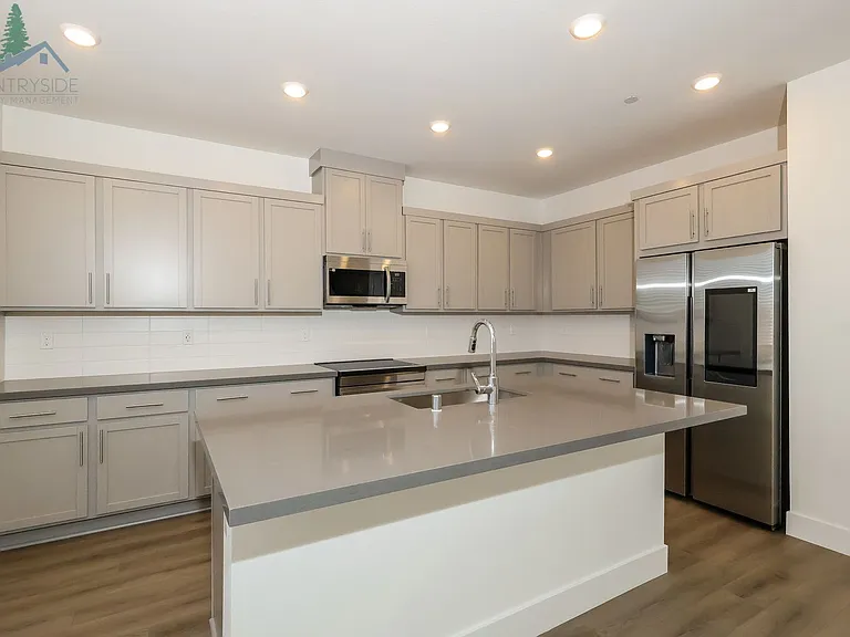 2824 Wrangell St — Photo 4