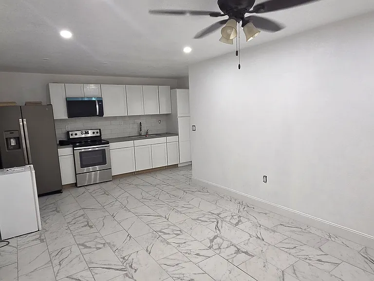7220 N Harold Ave #GARAGE B — Photo 1