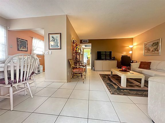 4th image of 288 Ventnor #288