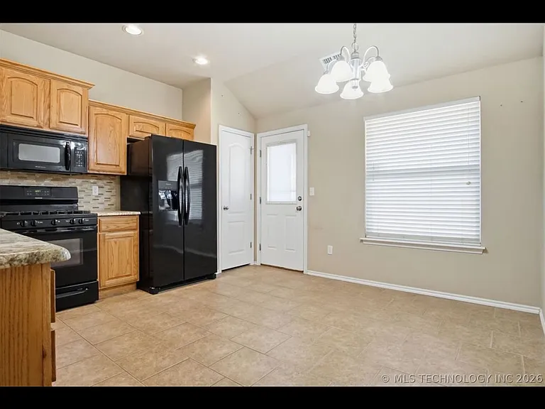 605 E Linden Ln — Photo 21
